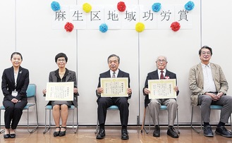 賞状を手にする天野悦子さん（左）、手塚秀夫さん（中央）、石田厚生さん（右）
