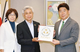 右から福田市長、芳見社長、笹久保副代表