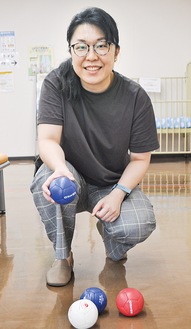 新橋さち子さん／大学生の時にボランティアでボッチャに携わり始める。日本代表のコーチやアシスタントを務め、選手ととも海外遠征にも参加。2004年に発足した川崎ボッチャクラブの代表を務める