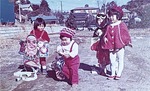 45年ほど前の細山で遊ぶ松本さん（中央）＝本人提供