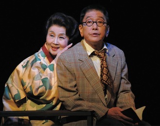 同作を演じる樫山文枝さん(左)、西川明さん＝同劇団提供