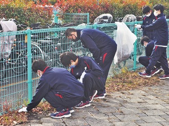 栗平駅前で落ち葉を拾う生徒たち