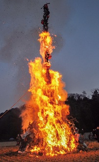 炎に包まれる約12メートルのやぐら＝写真は黒川上地区