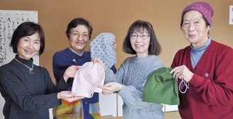 星野さん（左）に帽子を手渡す｢ロバ君倶楽部｣のメンバー