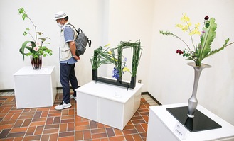 会場に展示された生け花