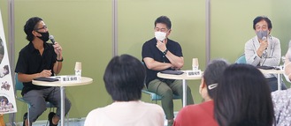 （左から）映画について語る重江監督、福田市長、西野理事長