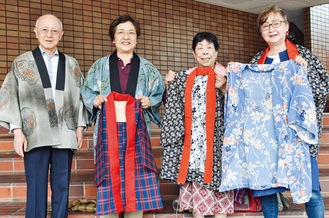 法被を制作、寄贈した｢つながりんく へそのお｣の（左から）月野さん、長嶋孝子さん、井関洋子さん、小泉さん