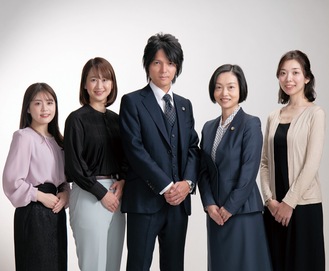 中山弁護士(中央)、石野弁護士(右から2人目)、事務職員