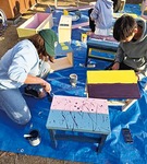 本棚にペンキを塗る虹ヶ丘小の児童たち