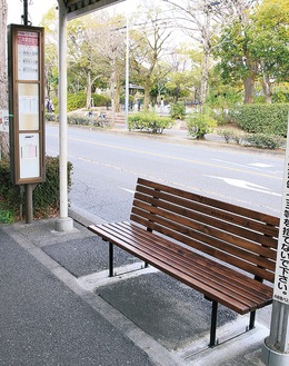 ベンチが設置された「三井第四住宅」バス停