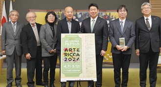 福田市長（右から３番目）と並ぶ実行委員会のメンバー