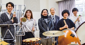 小野さん(左から3番目)と石内聡明教授(右隣)、学生ら
