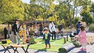 公園のイベントスペースで遊ぶ子どもたち