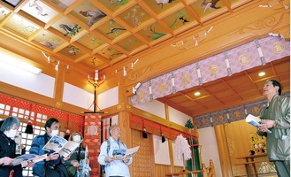 天井絵を見上げる参加者と志村宮司(右)
