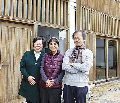 まぶね食堂運営メンバーの小平さん（右）、渡邊さん（中）、石井牧師（左）