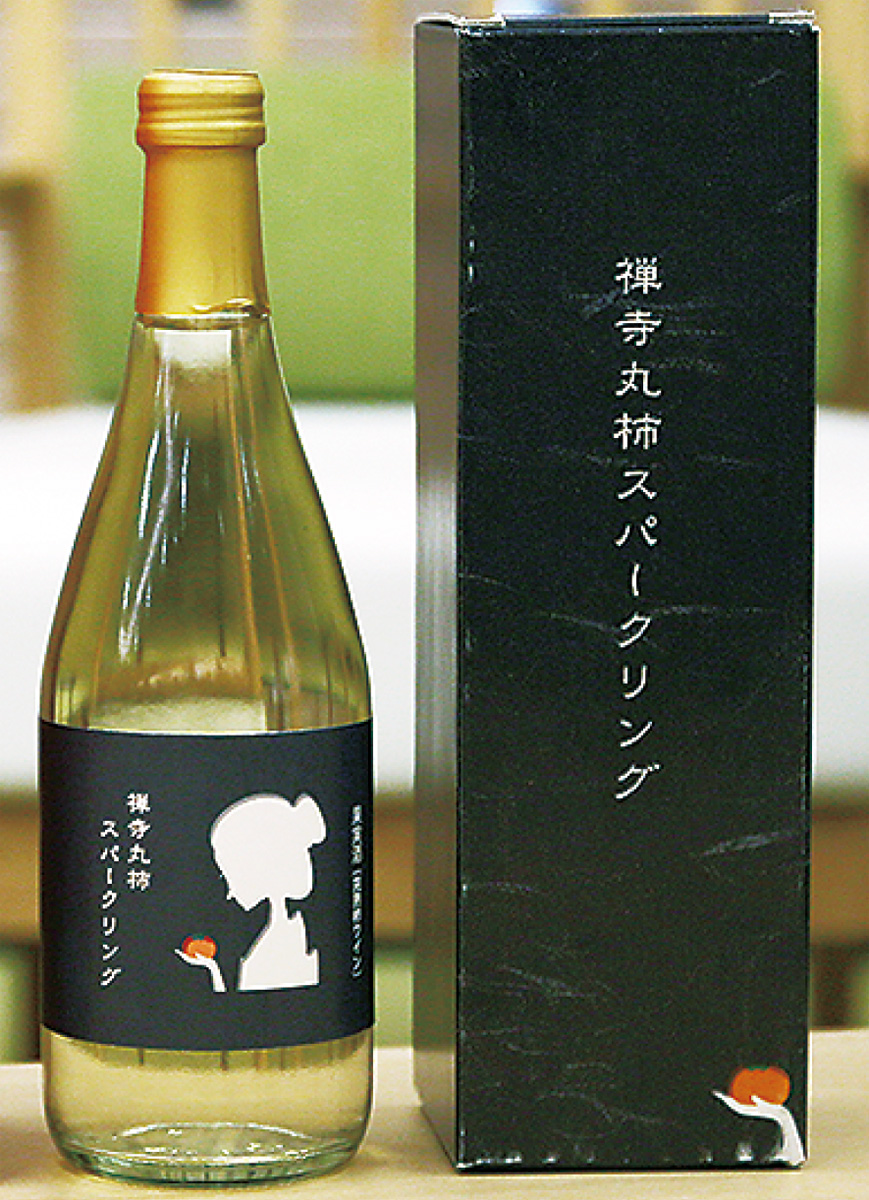 ラベルの貼られたボトルと外箱