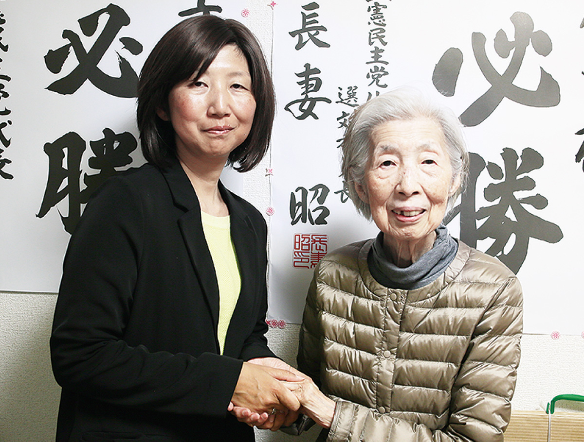 母親と喜ぶ鈴木氏（左）