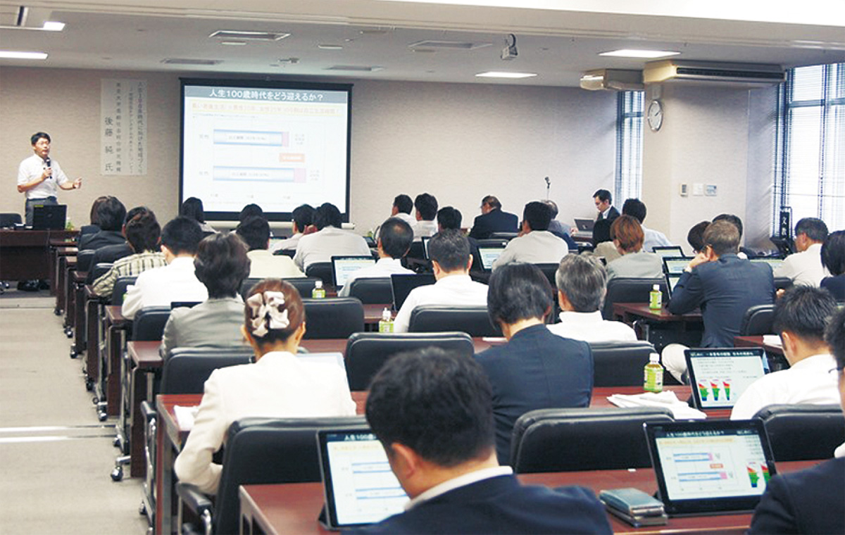 熱心に講演に耳を傾ける議員たち