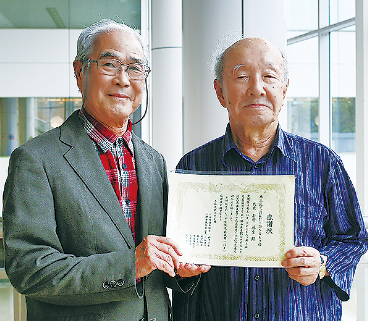 感謝状を手にする竹市さん（右）と石田さん