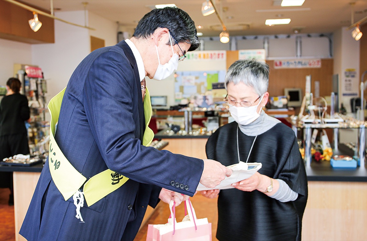 店頭でパンフレットを手渡し