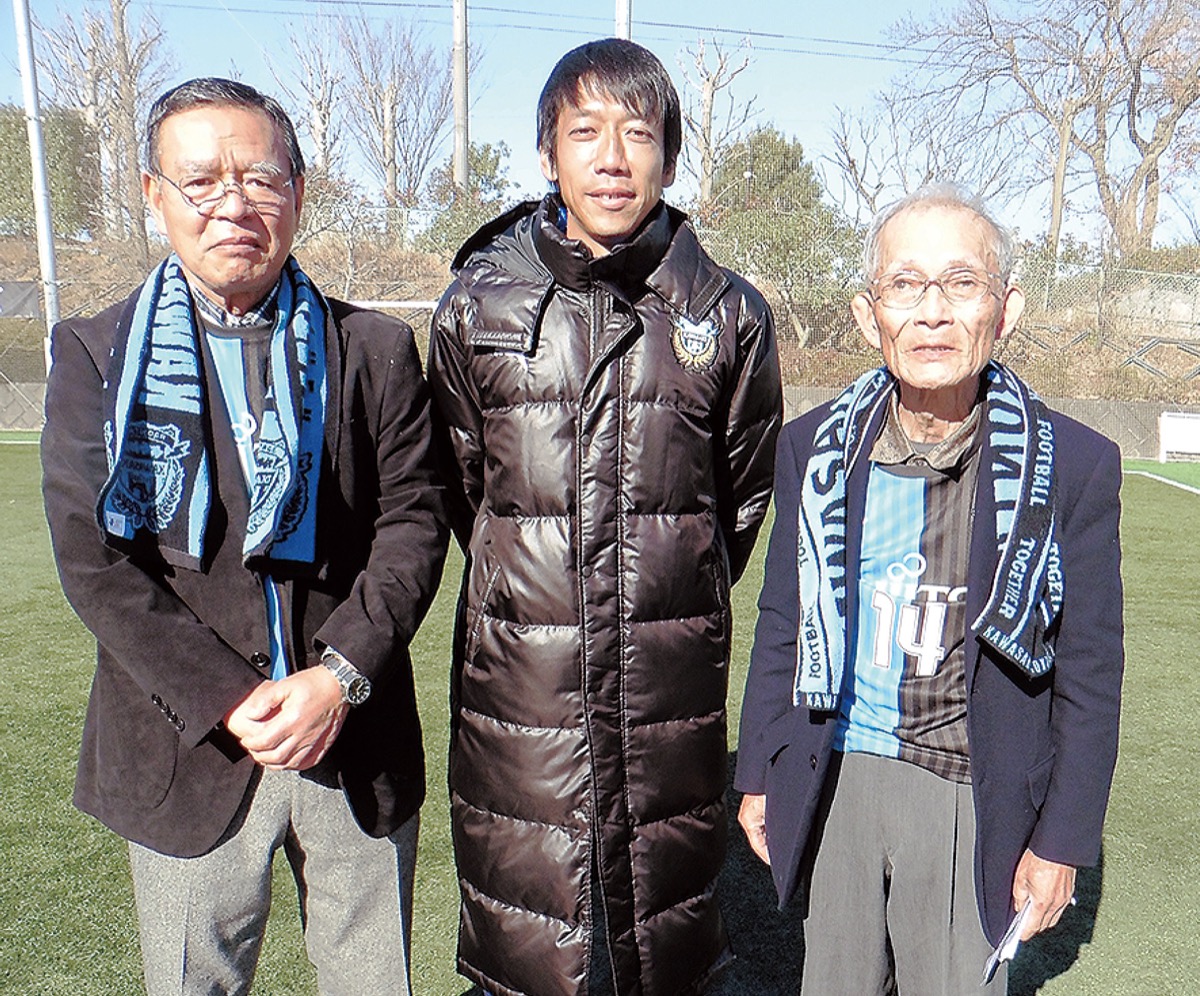 中村選手(中央)と並ぶ高桑会長(左)、中山相談役(区提供)
