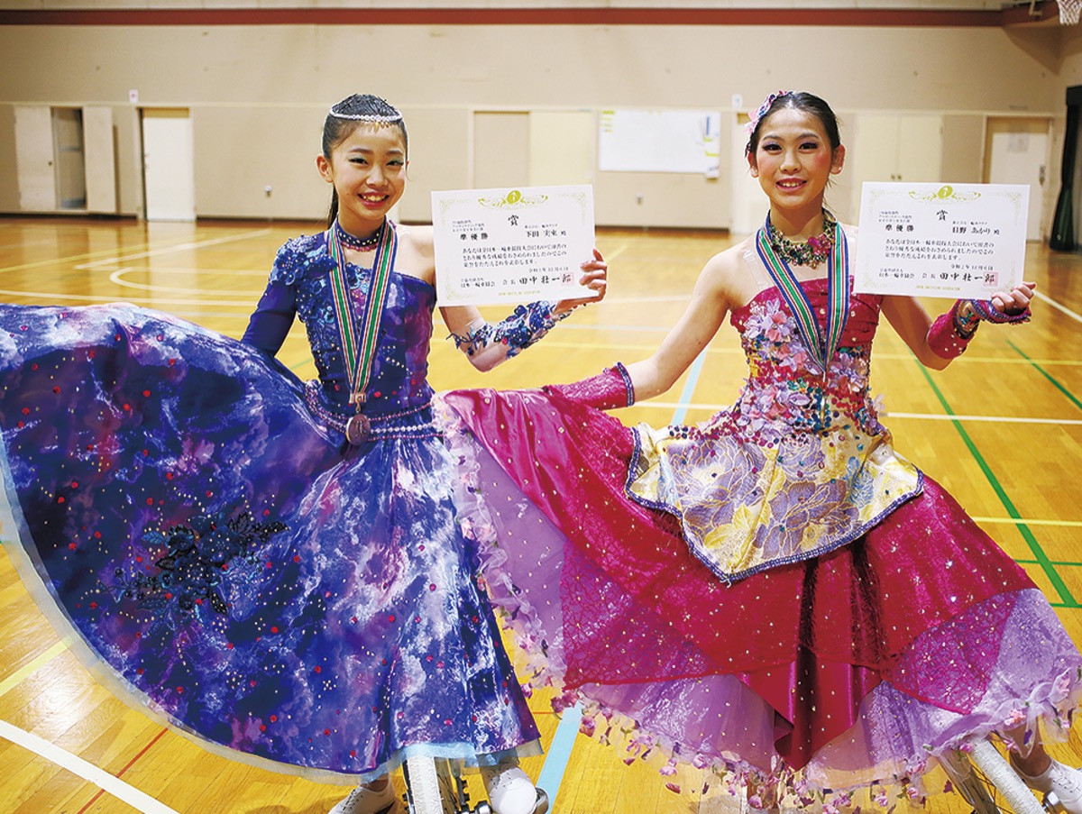本番衣装を着てポーズをとる日野さん（右）と下田さん