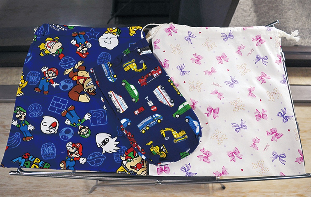 製作された体操着袋とコップ入れ