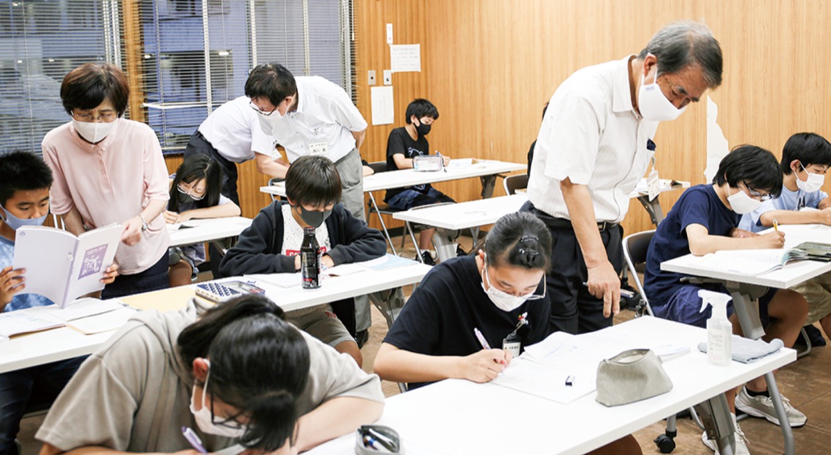 勉強する生徒と解説する寺子屋先生