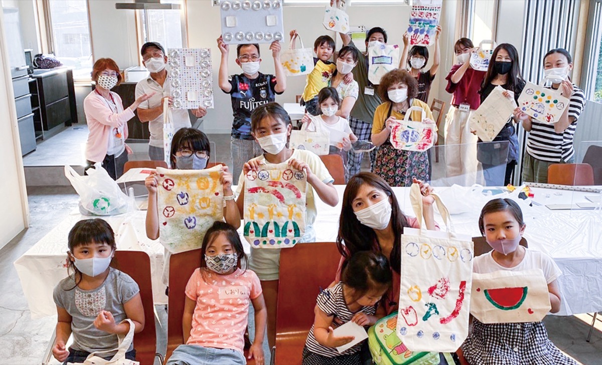 「ふらっとリビング」で区内野菜をスタンプしてバッグを作成