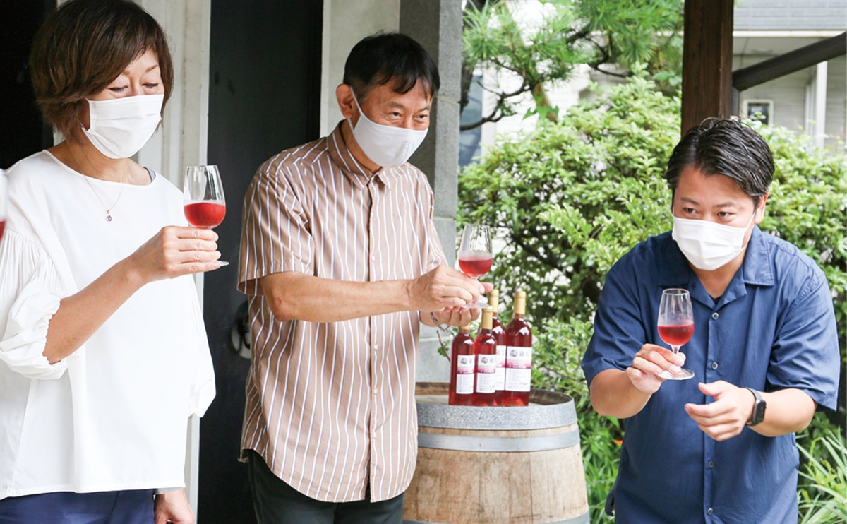 乾杯する山田さん(右)ら