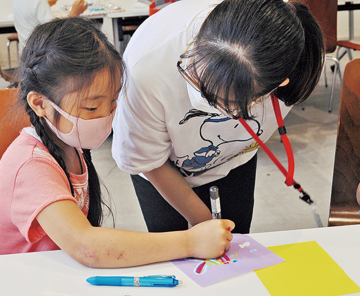 魚の絵を描く子どもたち