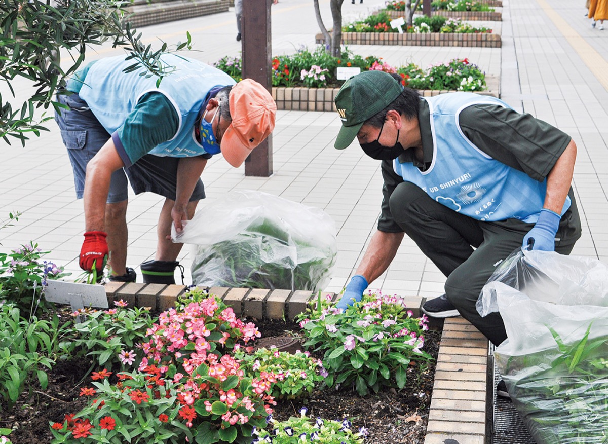 花壇の草取りも行った