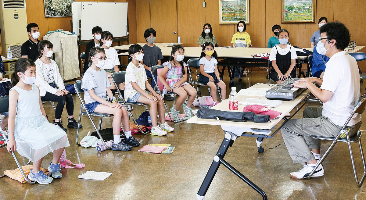 藤井さん（右）の指導で練習