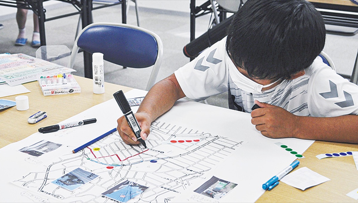 調べた情報を書き込み（23日撮影）