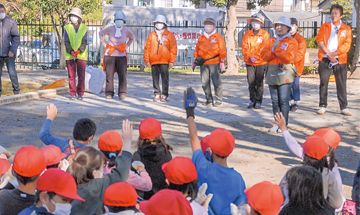児童に説明する小松会長ら
