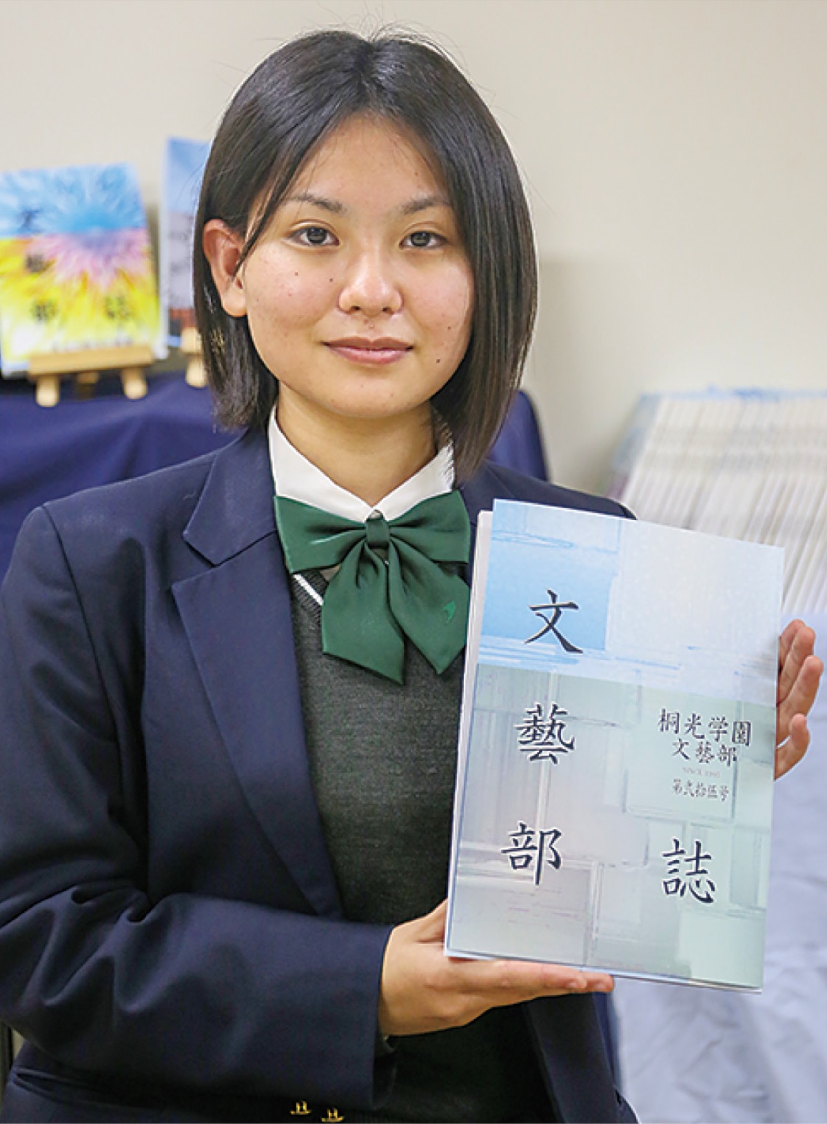 受賞作掲載の部誌を持つ師玉さん