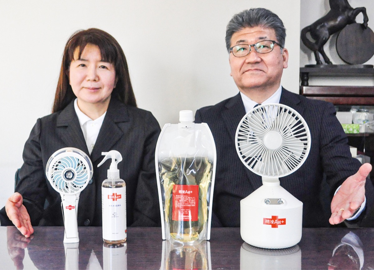 商品をＰＲする田中社長（左）と西巻さん