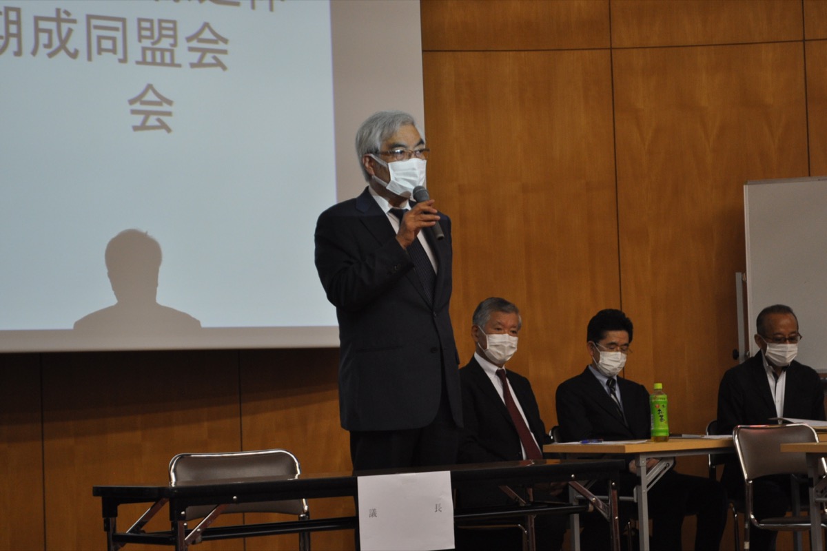 あいさつをする小塚会長