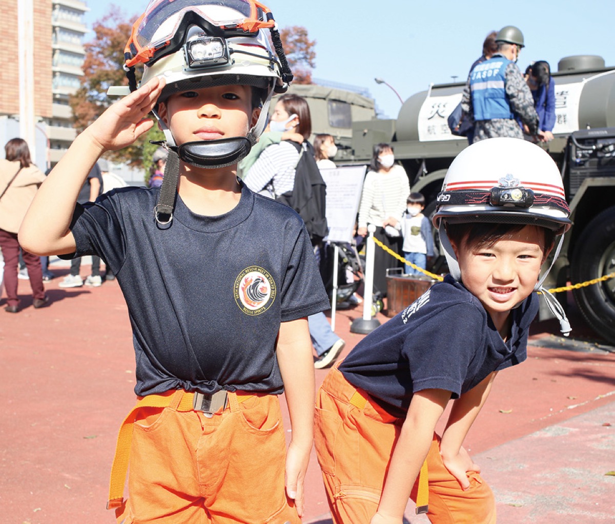 レスキュー隊になりきる子ども