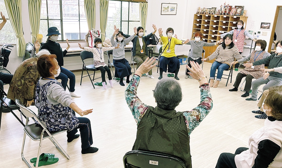 参加者と一緒に健康体操