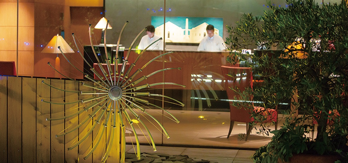 中庭には「水車」のモニュメントも