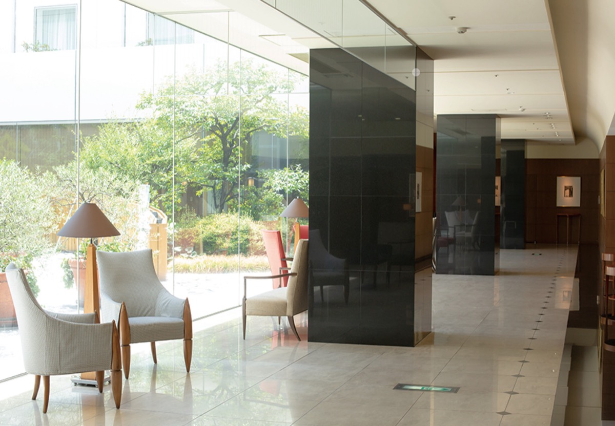 落ち着いた内装のロビーフロント