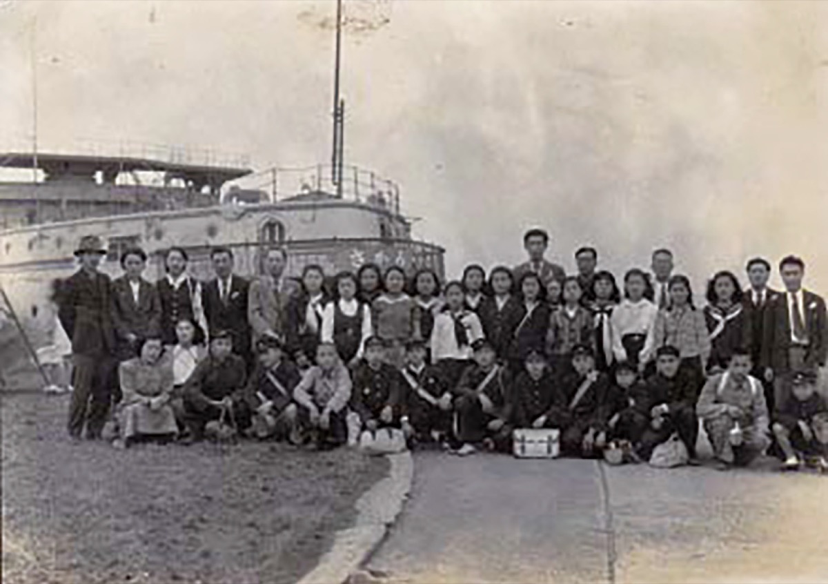 久里浜港で乗船する船の前で記念撮影(１９４９年５月 ３回生２年２組のクラス写真)