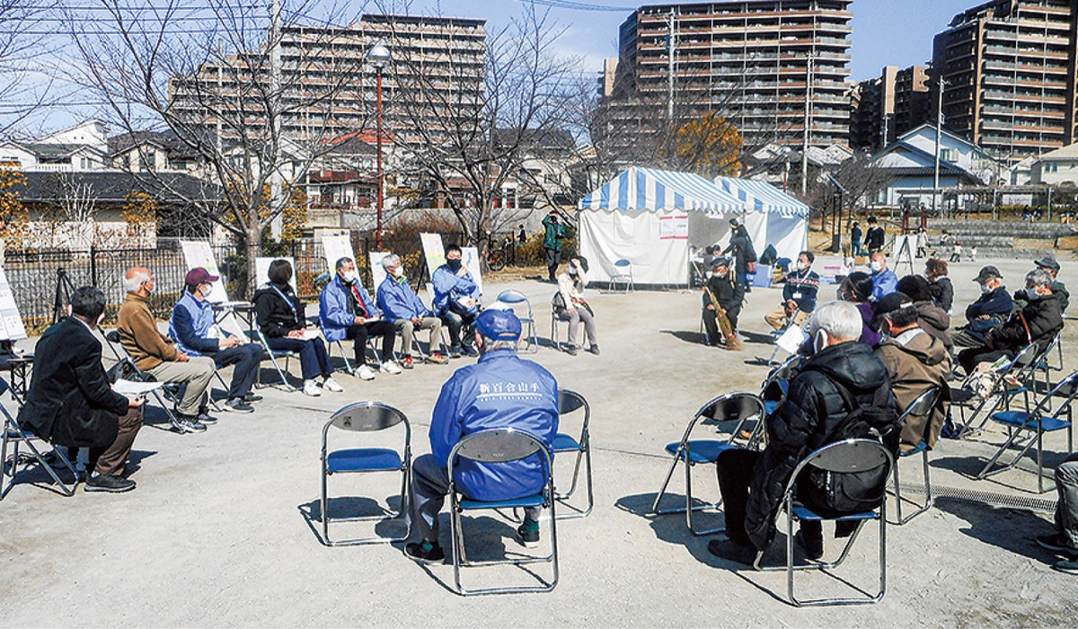 青空の下で意見交換
