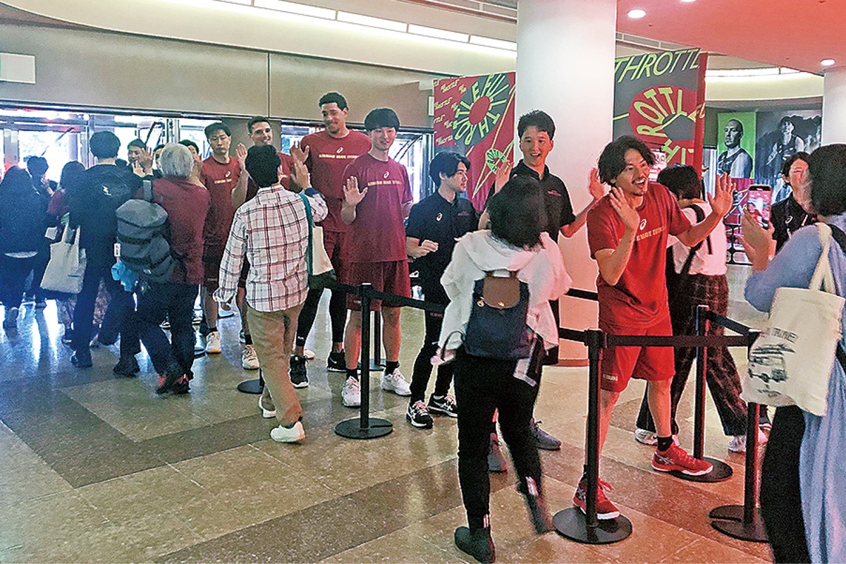 ファンと笑顔で交流