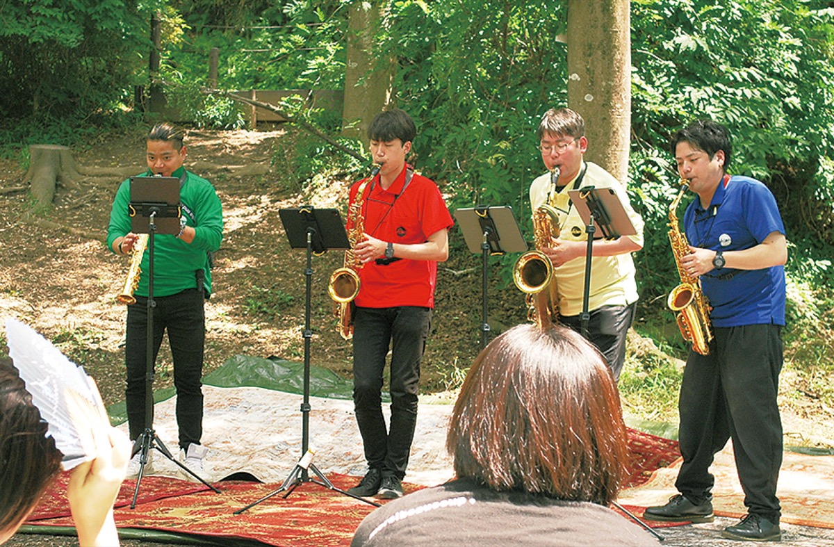 人気曲を演奏するＡｄａｍ