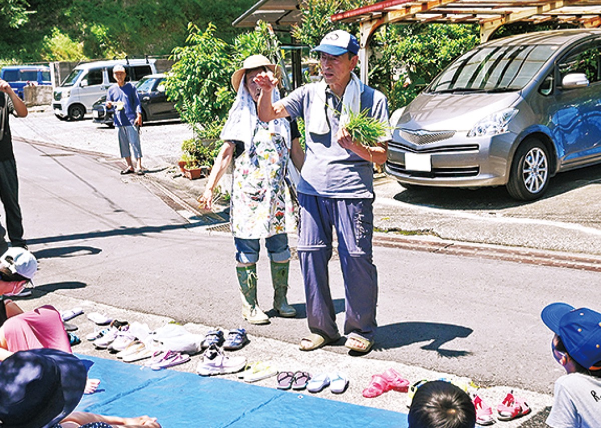 稲の植え方を説明する井上実行委員長