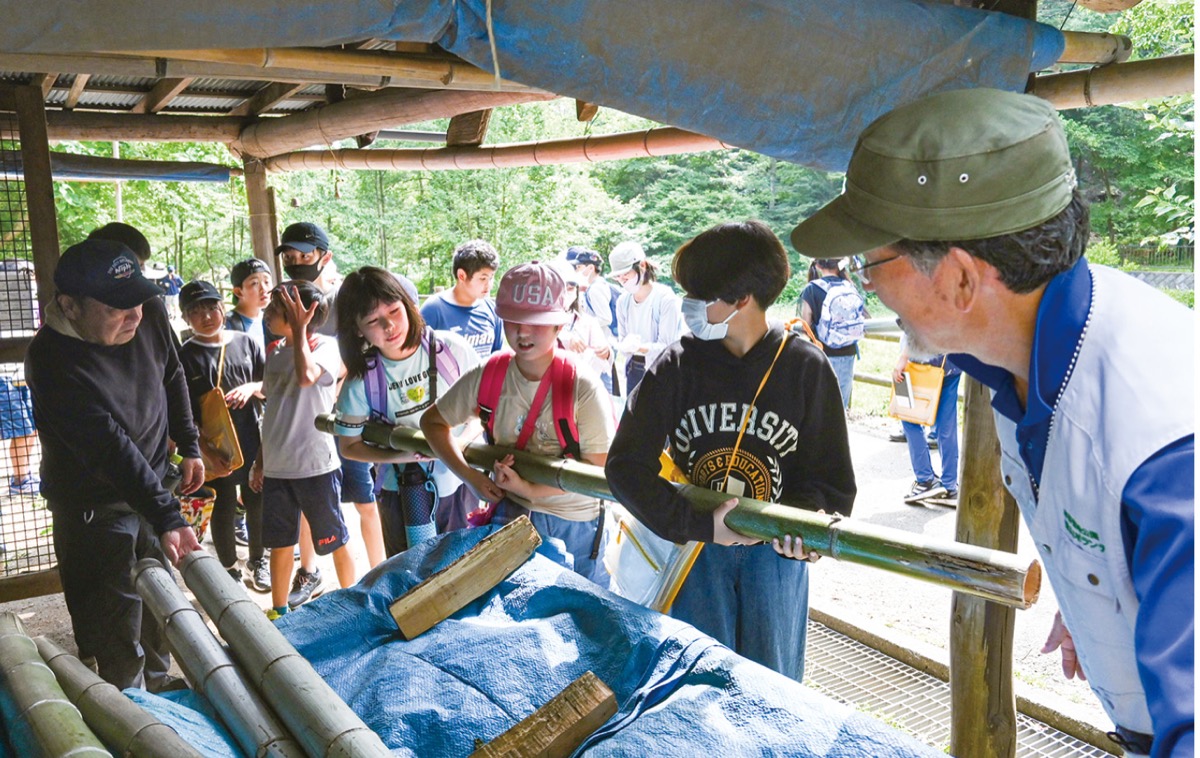 授業で使う竹を持ち帰る子どもたち