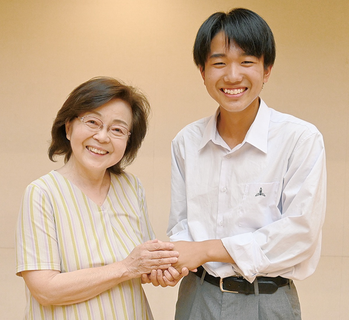 祖母と孫で参加する高橋さん(左)と岡田さん