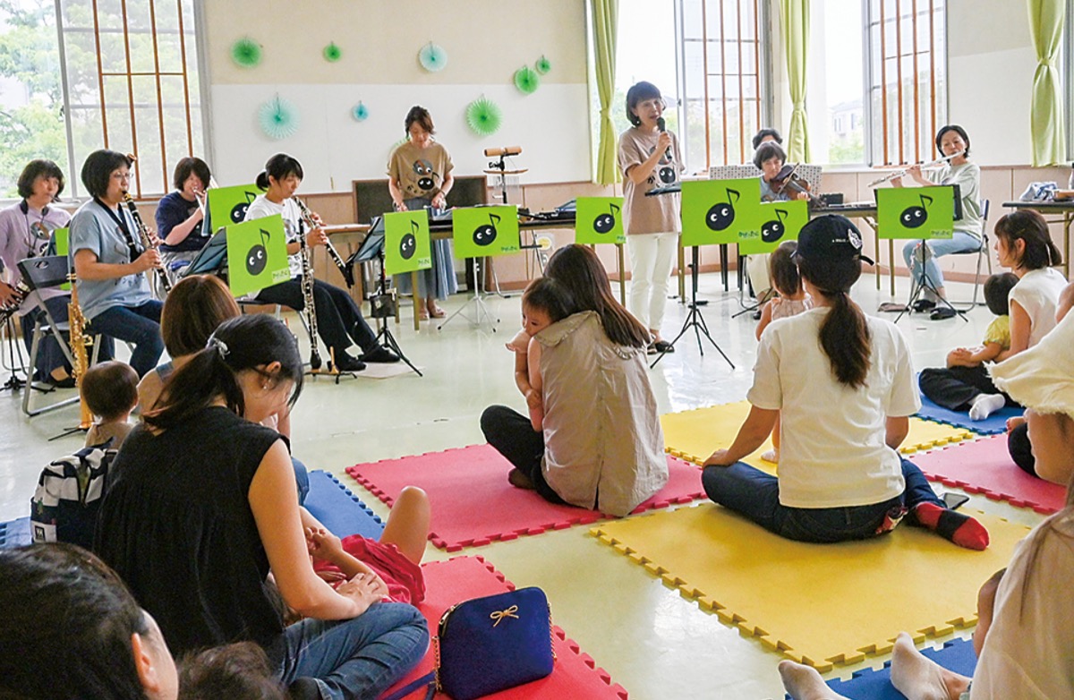 親子で演奏を聴く参加者